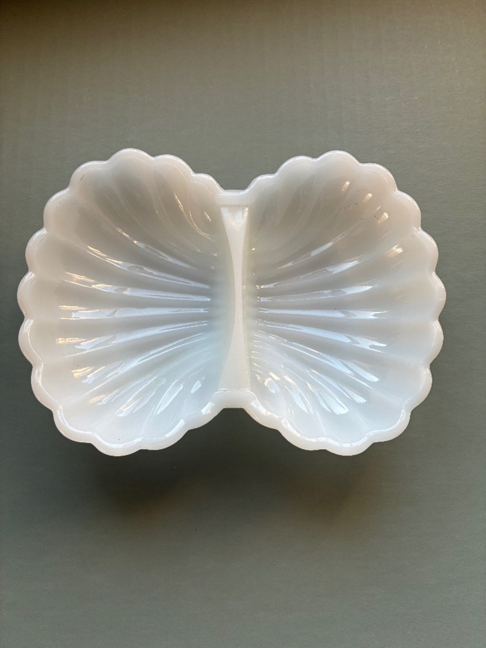 Vintage Avon White Milk Glass Double Shell Trinket Soap Dish Scalloped Edge